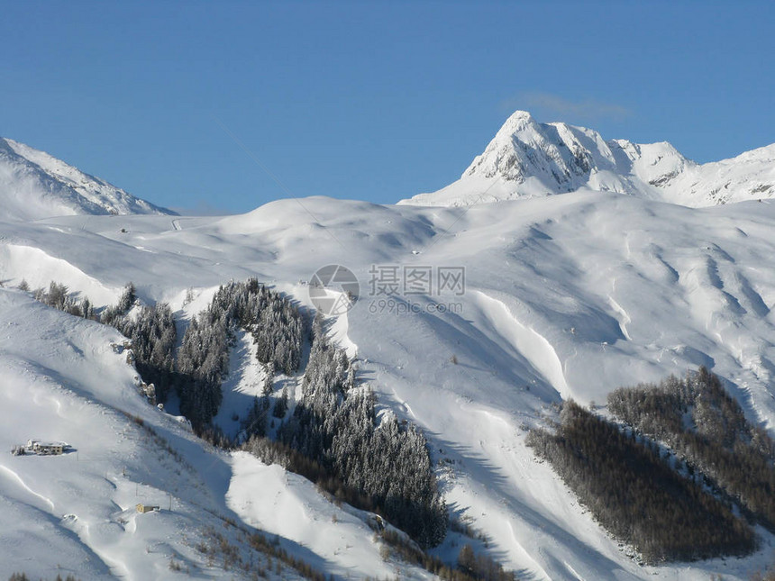 大雪过后的迷人风景图片