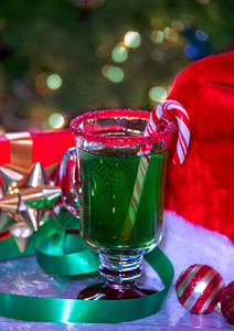 这款节日饮品在圣诞节前夕放置在一顶圣诞帽旁边图片