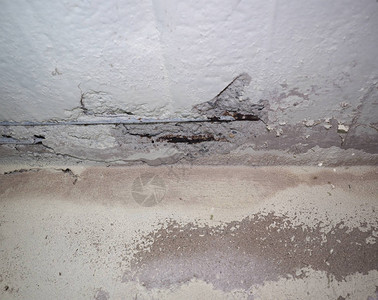 因墙壁水渗而损坏的加固混凝土抗力图片