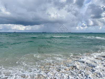 猛烈的海浪席卷迈阿密海洋图片