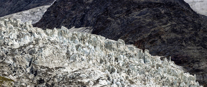 冰川作用勃朗峰脚下的比奥纳赛冰川阿尔卑斯山法国冰川可以通过勃朗峰电车到背景