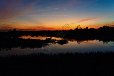 日落在河口的沼泽图片