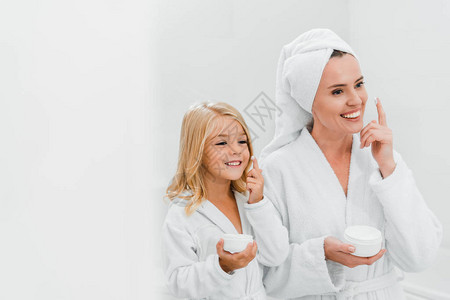 快乐的母亲和女儿在浴室里图片