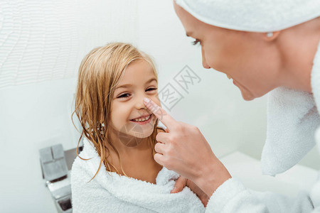 母亲在卫生间接触幸福女儿鼻子时有图片