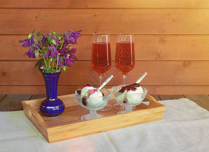 蓝色花朵玫瑰香槟杯和圣代冰淇淋图片