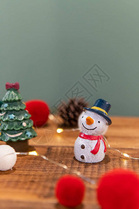 绿色背景的圣诞装饰雪人圣坦塔礼品盒松果图片