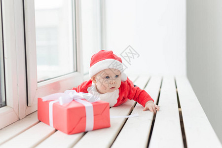 美丽的小宝贝庆祝圣诞节新年假期婴儿穿着圣诞服装图片