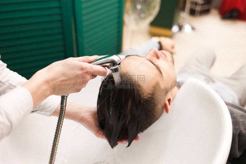 理发师在剪前洗客户的头发图片