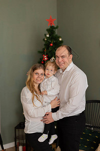 新年树上的美丽幸福家庭图片