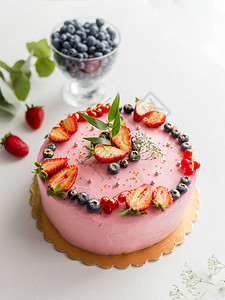 用浆果装饰的自制粉色生日蛋糕图片