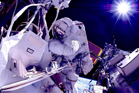 该空间站的宇航员正在维修图片