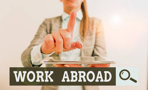 写笔记显示在国外工作寻找工作或在外国地理区域工作的商业概念与女商人的图片