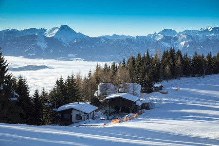 与滑雪坡的冬天山全景图片
