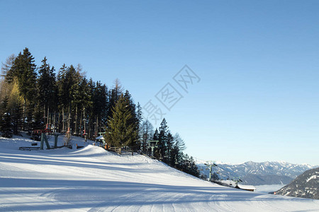 山上冬季风景图片