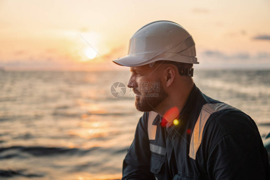 海上船舶或船舶甲板上的海洋甲板官或大副图片