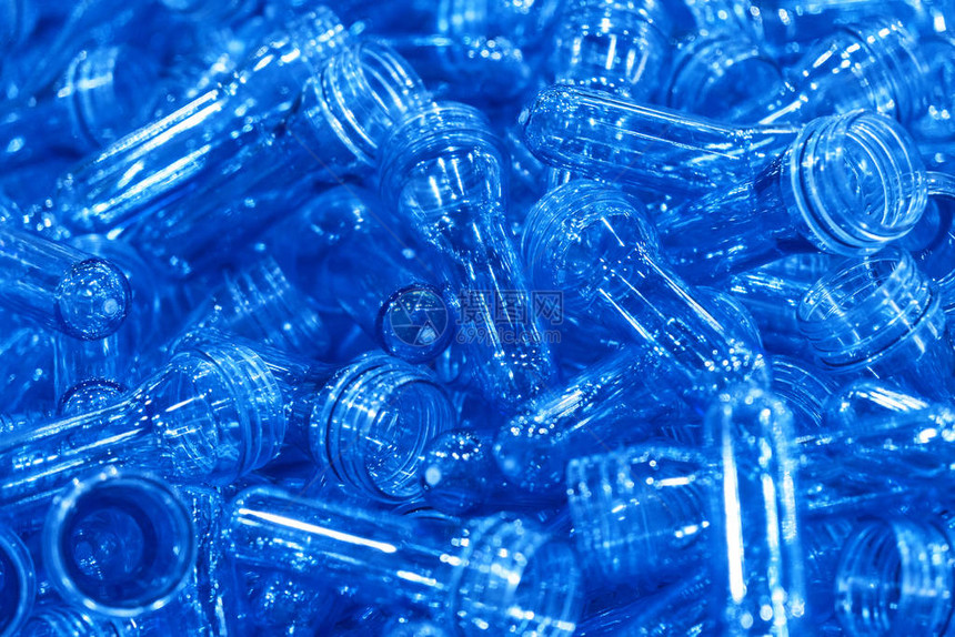 注射过程的预形堆积集装箱中的PET瓶子工厂内的塑料饮用水瓶制造过程图片