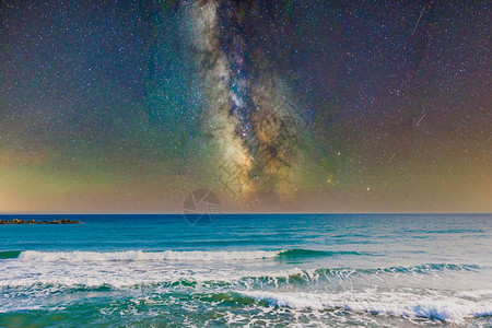 夜空有牛奶的星系恒星还有海或的空间和图片