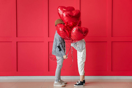 以彩色背景的空气球为纪念情人节日图片