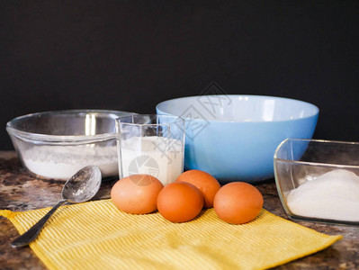 烤面粉鸡蛋牛奶烘烤成分大理石桌上的勺图片