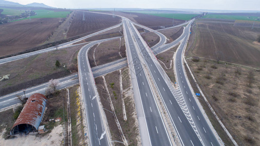 高速公路和立交桥的鸟瞰图路口高图片