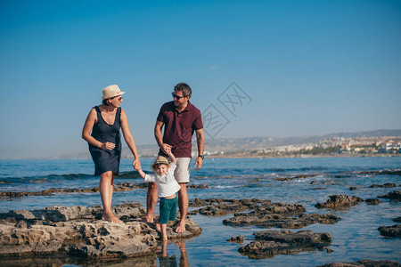 一家人带着孩子站在石头上图片