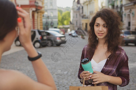 两个年轻的女人聊天图片