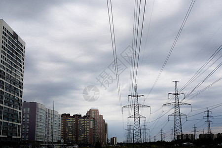多云的城市输电线路图片