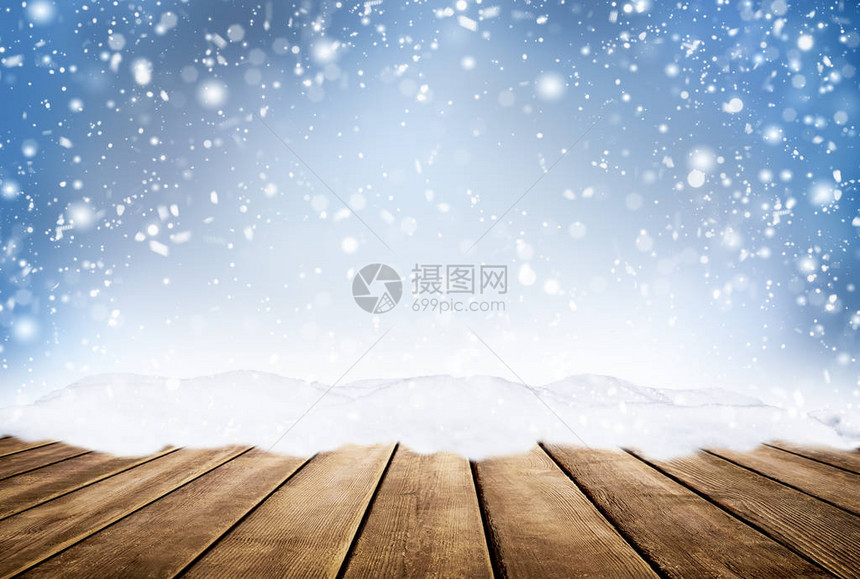 装饰圣诞背景与散景灯雪花和空的旧木桌圣诞节和蓝色背景与雪花与飘落的图片