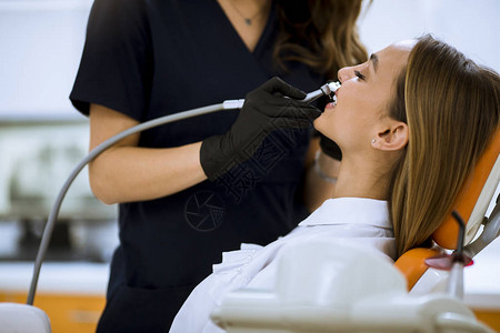 在牙医办公室口腔检查时对张开嘴的女子图片