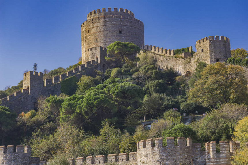 位于土耳其伊斯坦布尔Bosphorus欧洲银行的Rumelian城堡图片