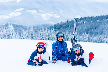 一群在山上滑雪的朋友图片