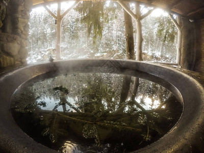雪山上的热水浴缸图片