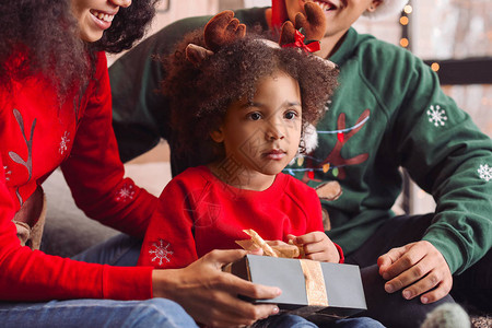 圣诞节前夕带礼物回家的非裔美国人家图片