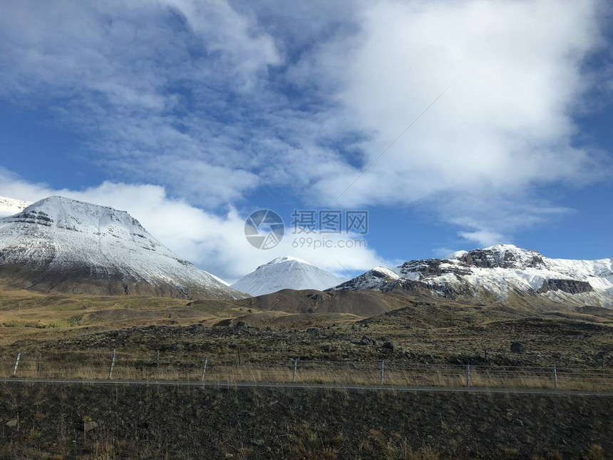 美丽的白雪覆盖的冰岛山图片
