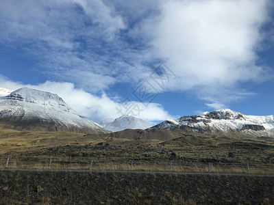 美丽的白雪覆盖的冰岛山图片