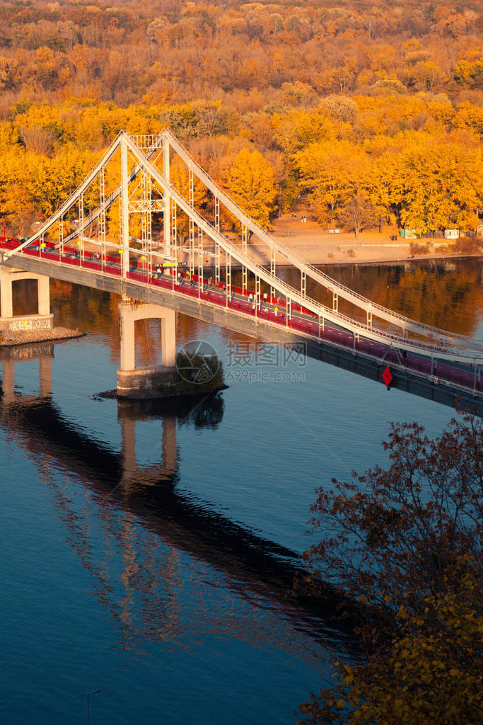 秋树背景下河上脚桥在图片