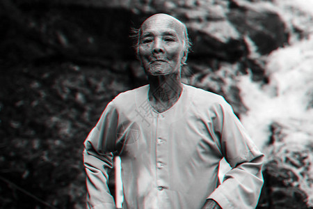 公园里一位年长的越南八十多岁老人的画像正宗的亚洲爷长肝具有3D故障效图片