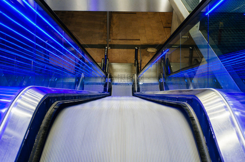 法兰克福地下扶梯在国际机场终站蓝色荧光彩图片