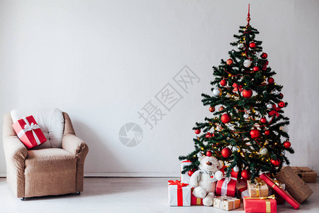 带红色礼物的圣诞树装饰白色内饰图片