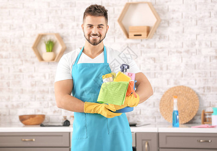 厨房里有清洁用品的男清洁工图片