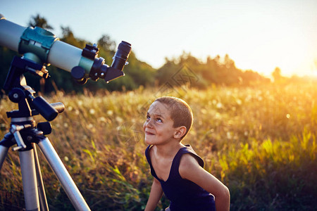 小男孩利用天上的望远镜探图片