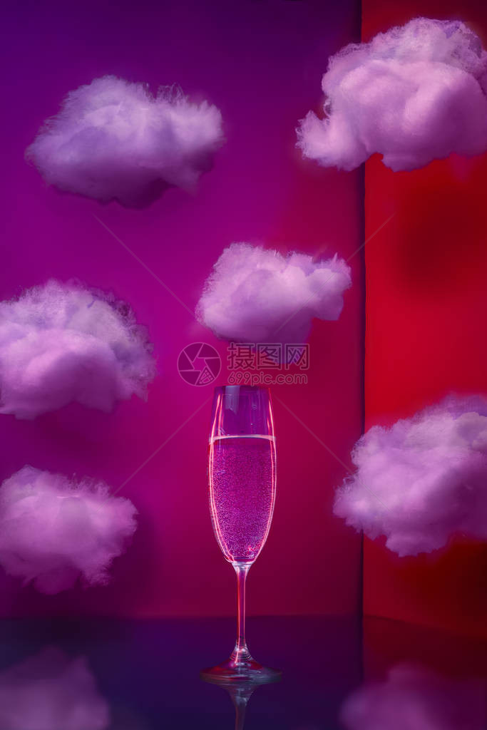 霓虹灯下带云的香槟杯图片