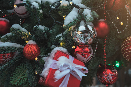 圣诞树上的圣诞装饰品莫斯科冬季的街道圣诞市场图片