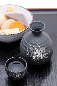 日本传统酒杯和酒瓶图片