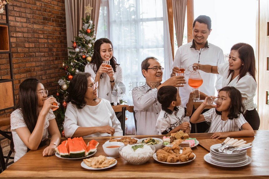 圣诞节在家中共进午餐的亚裔家庭传统和幸福快图片