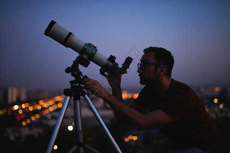 天文学家用望远镜观察恒星和月亮图片