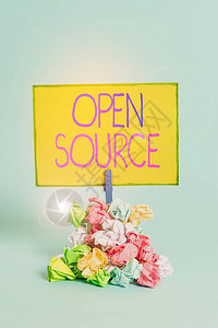 显示开源的文本符号商业照片展示了原始源代码免费制作的软件提醒堆彩色皱纸衣夹背景图片