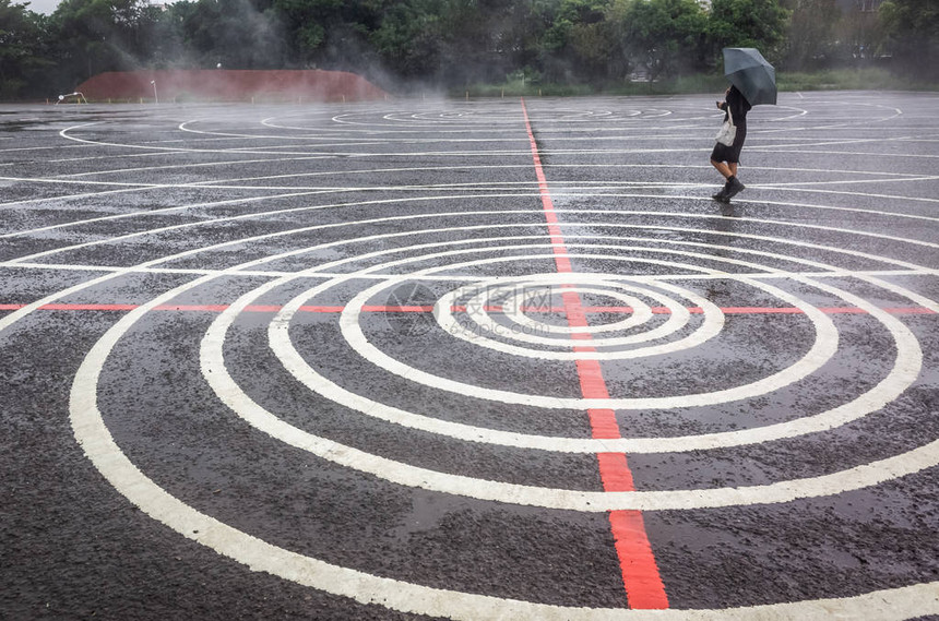 在雨天与观光游客一起举办陶川地方艺术节图片