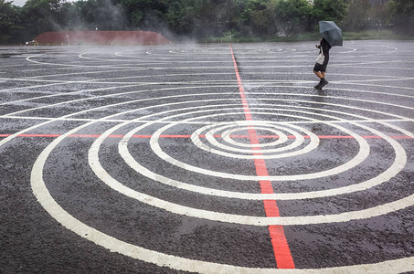 在雨天与观光游客一起举办陶川地方艺术节图片