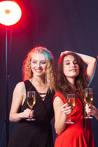 生日派对新年和节日概念快乐的女朋友用香槟杯庆祝图片